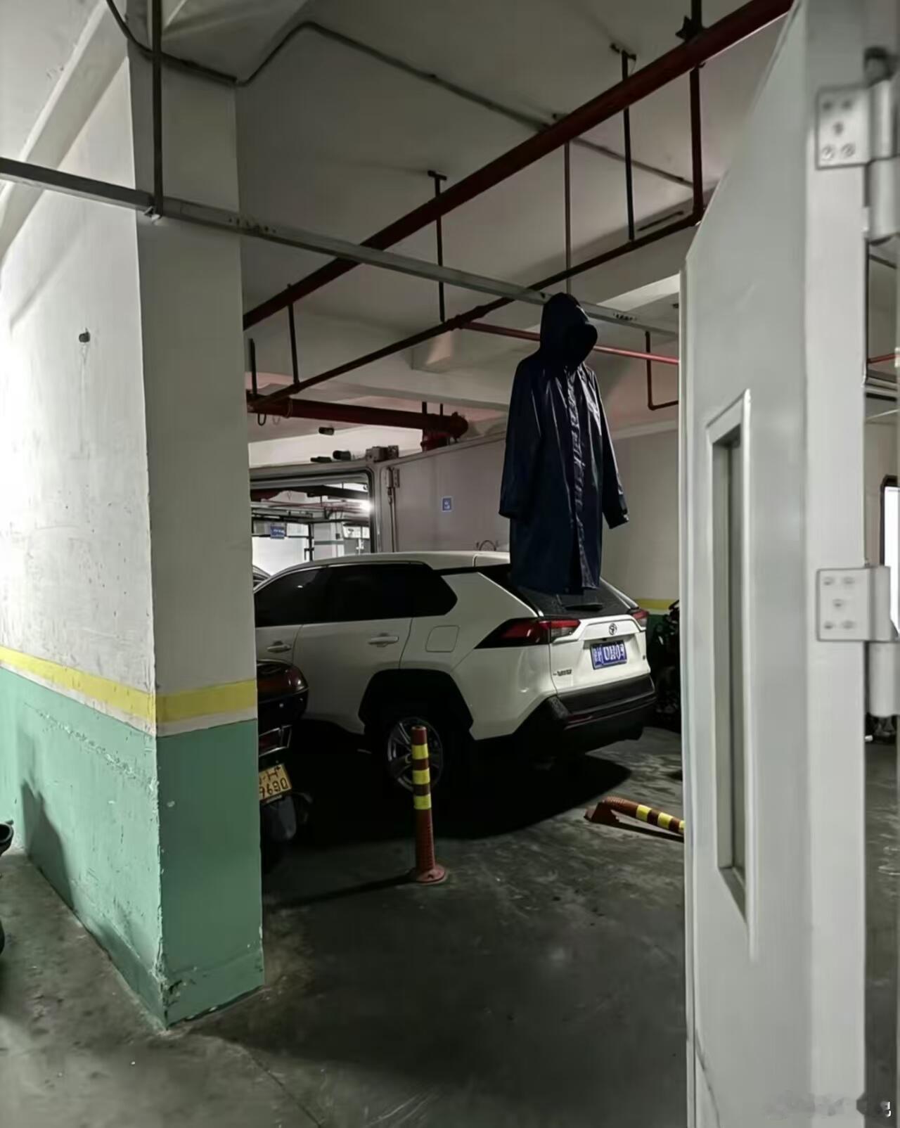 谁教你这样晾雨衣的