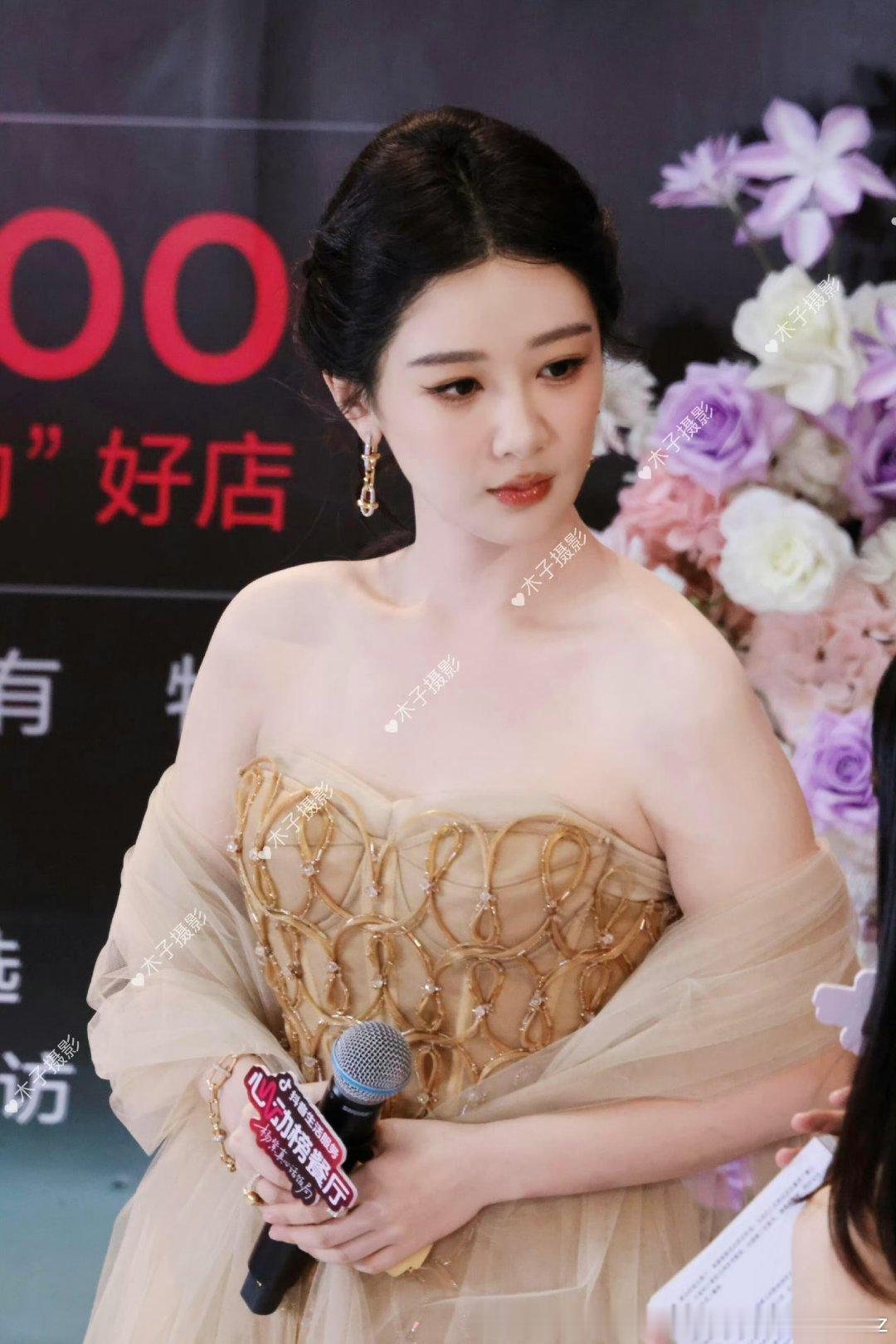 1是别家发的白玉兰那天的背（2是不同视频截图），我都看笑了去拿视后的大日子自己都