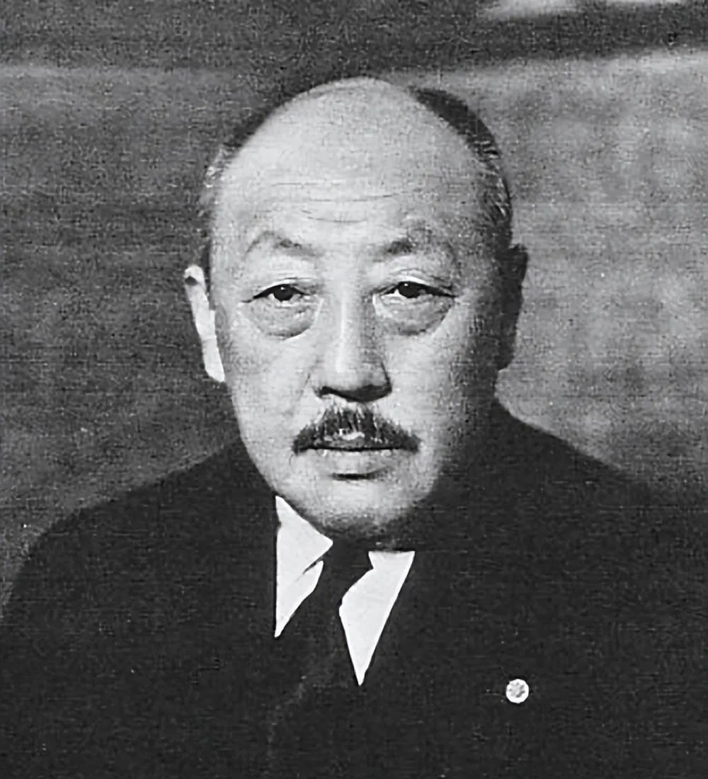 1950年冬，抚顺战犯管理所里，一个身穿棉军装的年轻看守站在铁门前，眼神直直地盯