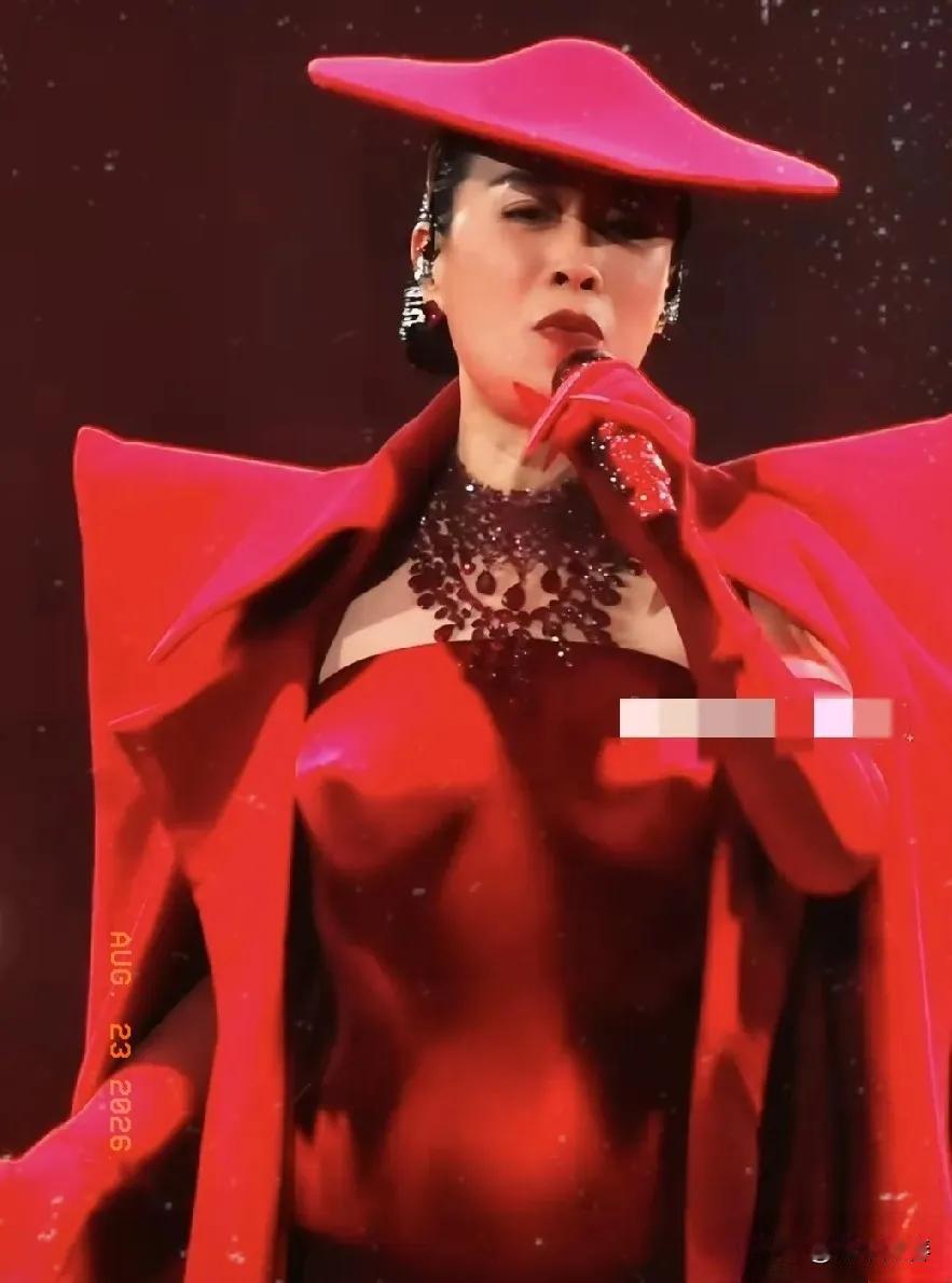 现在最后悔的人，估计就是开演唱会的那英了吧。后悔的是，在演唱会上她的团队，竟