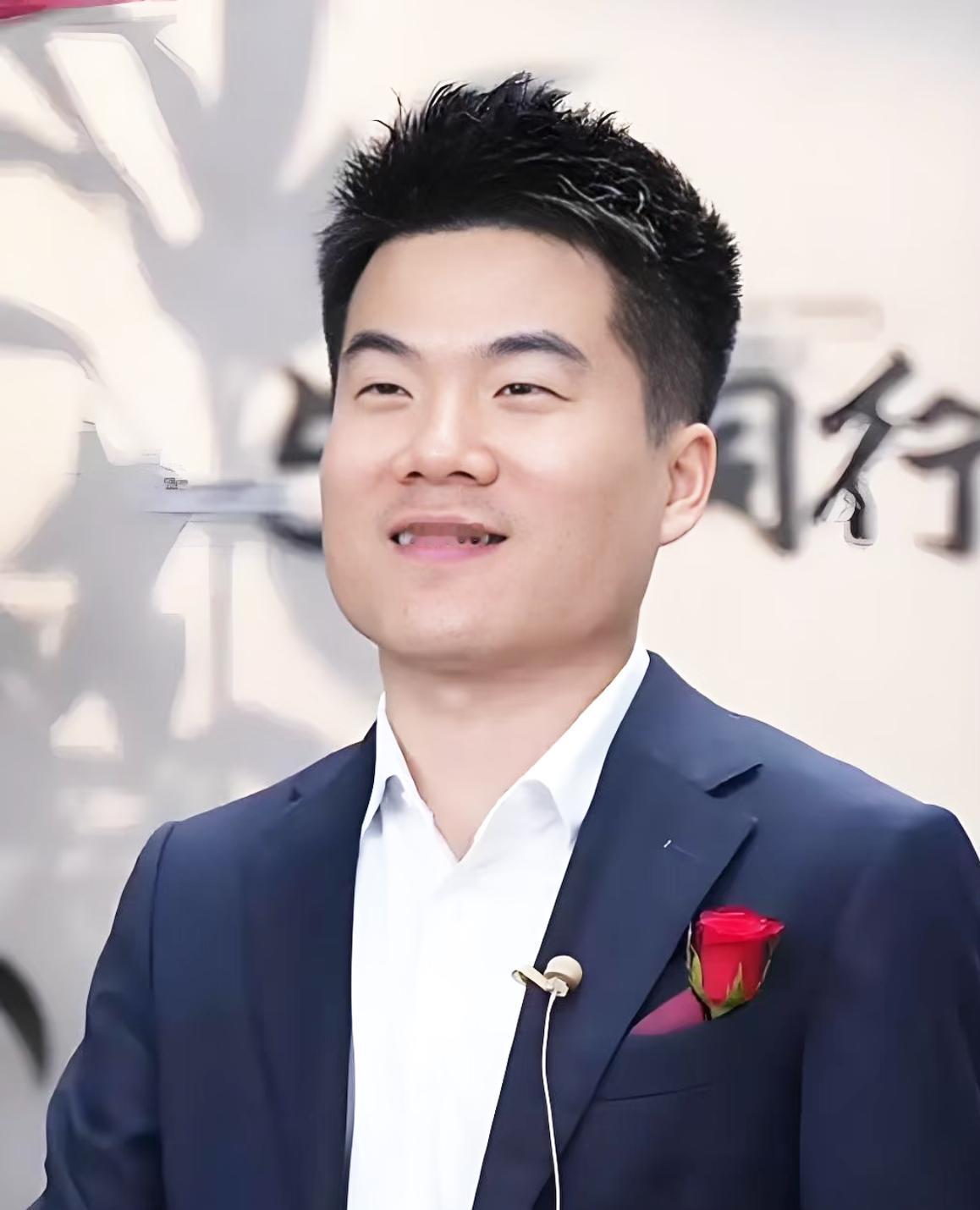 董宇辉直播时，有人问：​“万一收到的货和介绍不一样咋办？”​他笑着回一句：“