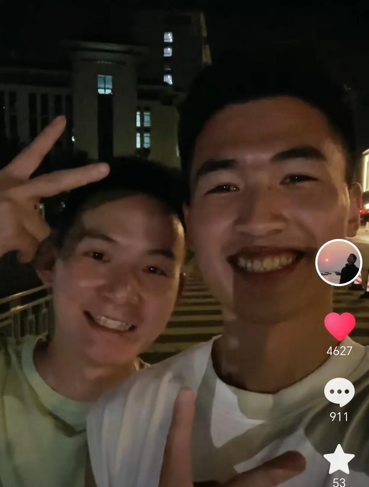 谢浩男与战友海军相聚谢浩男很意外地出现在战友海军的视频里。无独有偶，谢浩男大
