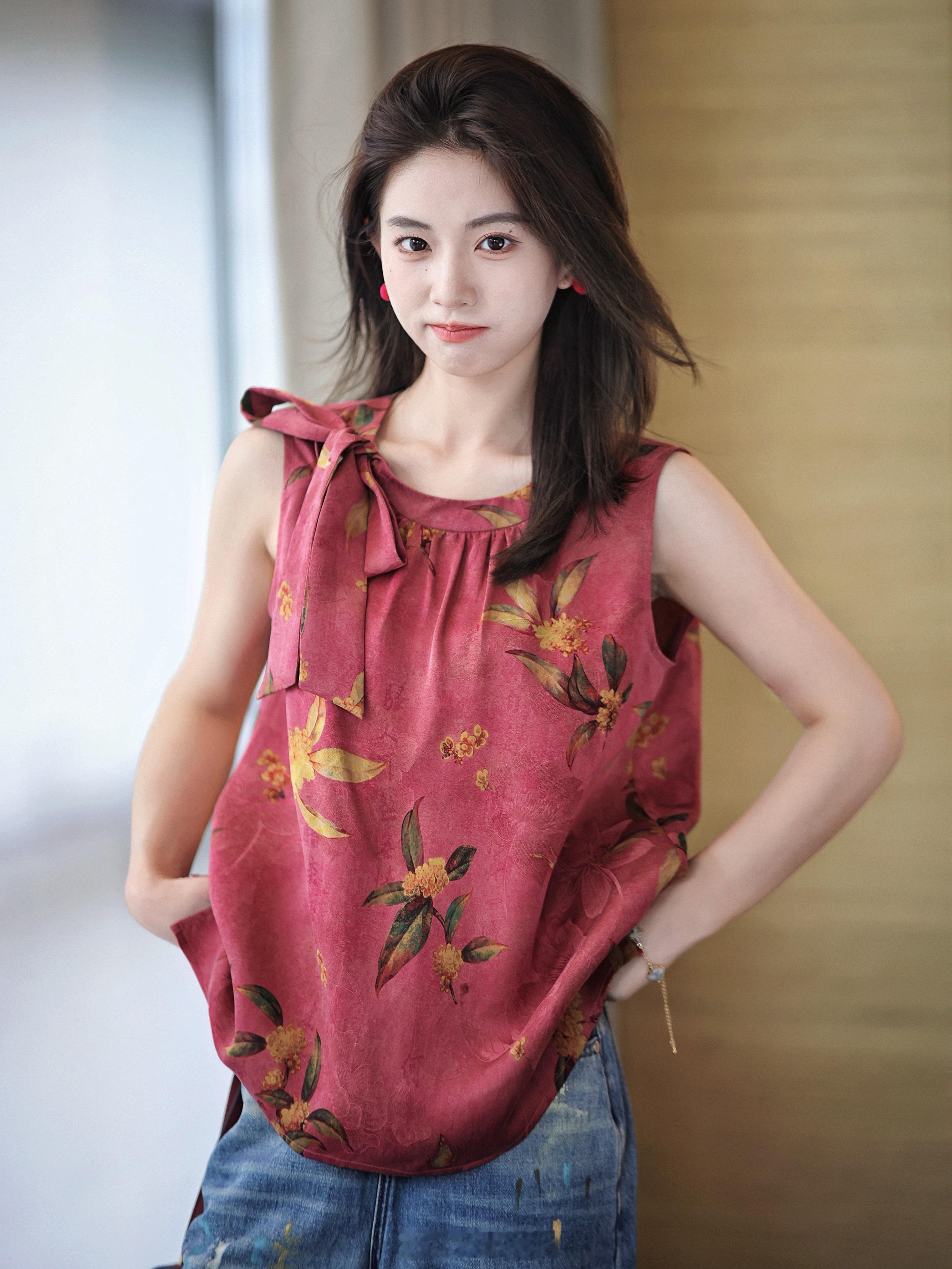 非遗红云纱+金蕊印花那很贵气了！100真丝小衫还有蝴蝶结领口点缀明媚复古又