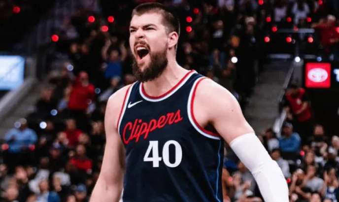 据船记TomerAmarly报道，快船拒绝了一份用一个首轮签加一个首轮签互换权