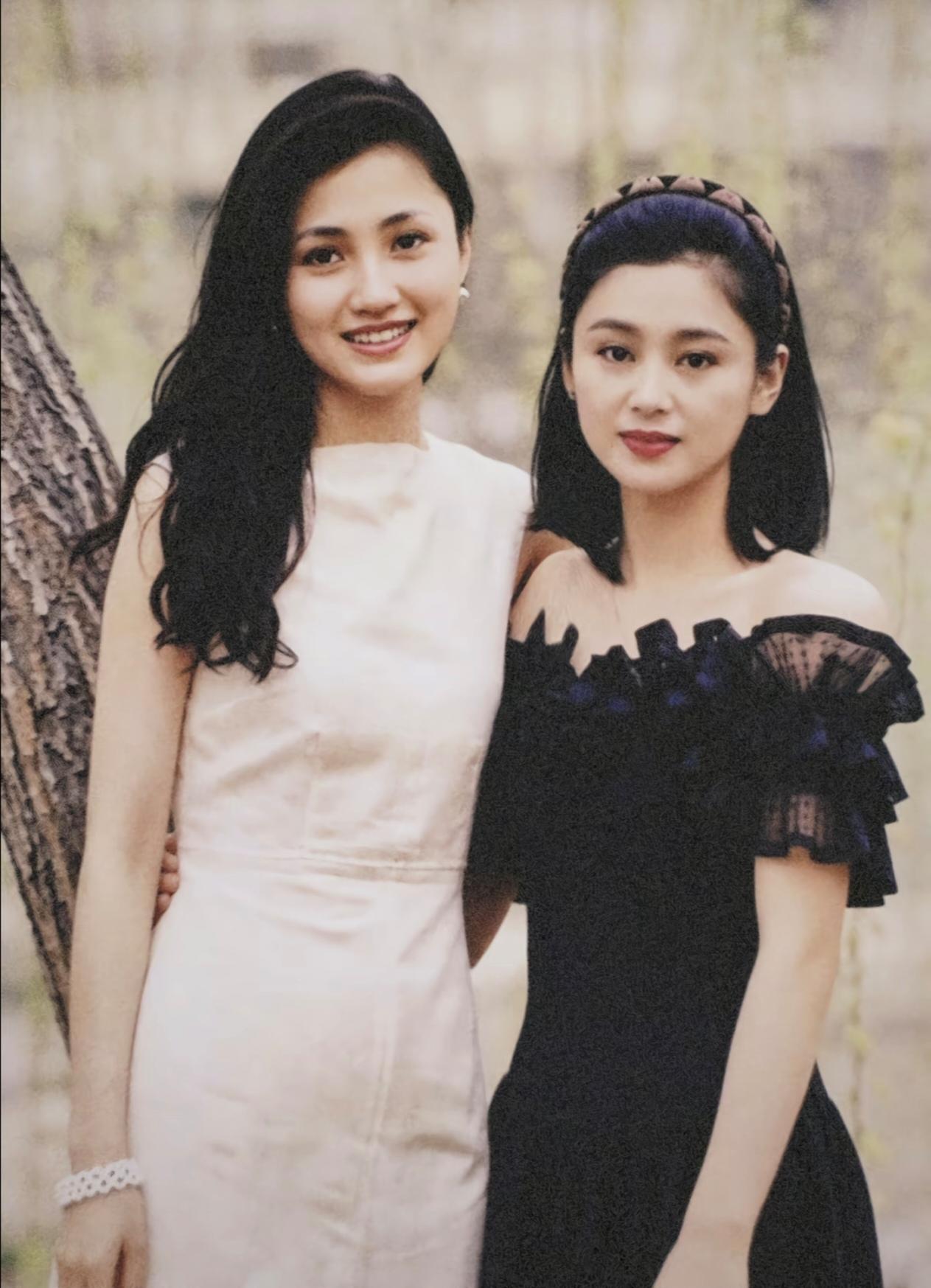 1991年，林芳兵与陈红留下这张经典合照。两位九十年代古典美人同框出镜，颜值非