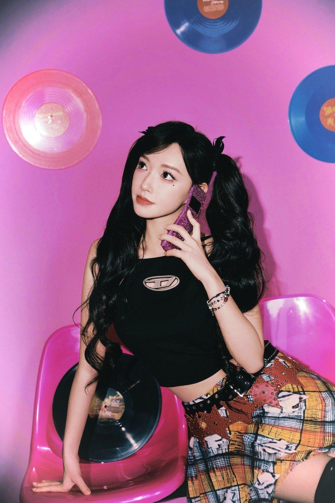 程潇y2k辣妹被程潇音乐节造型美晕！🥹这组y2k高饱和色彩大片好酷好辣，千禧风