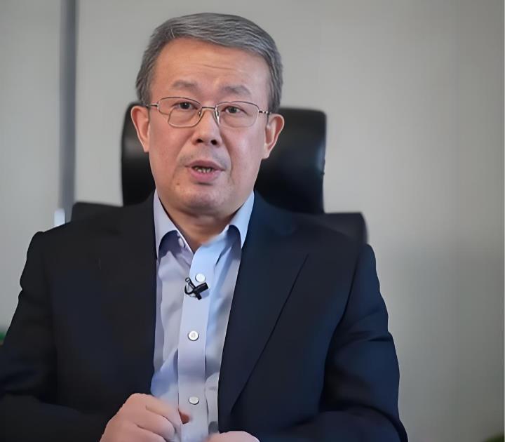 华为韬定律意外的引起了清华博士与中专生的对决。华为发布韬定律，不但引起了中内外半
