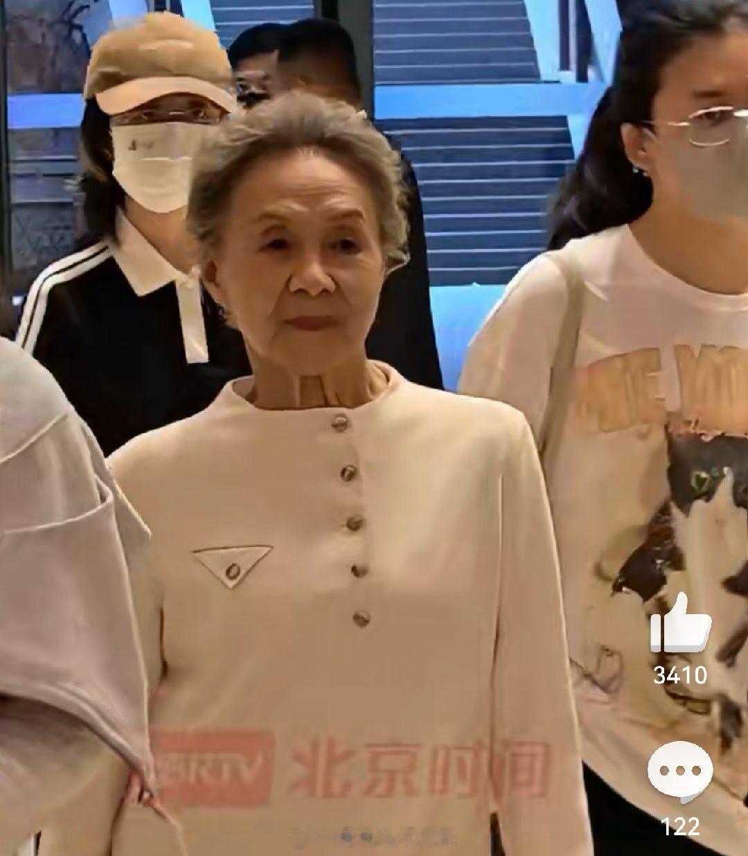 吴彦姝87岁穿高跟鞋不驼背87岁吴彦姝一袭白裙亮相北影节闭幕式，穿高跟鞋都不