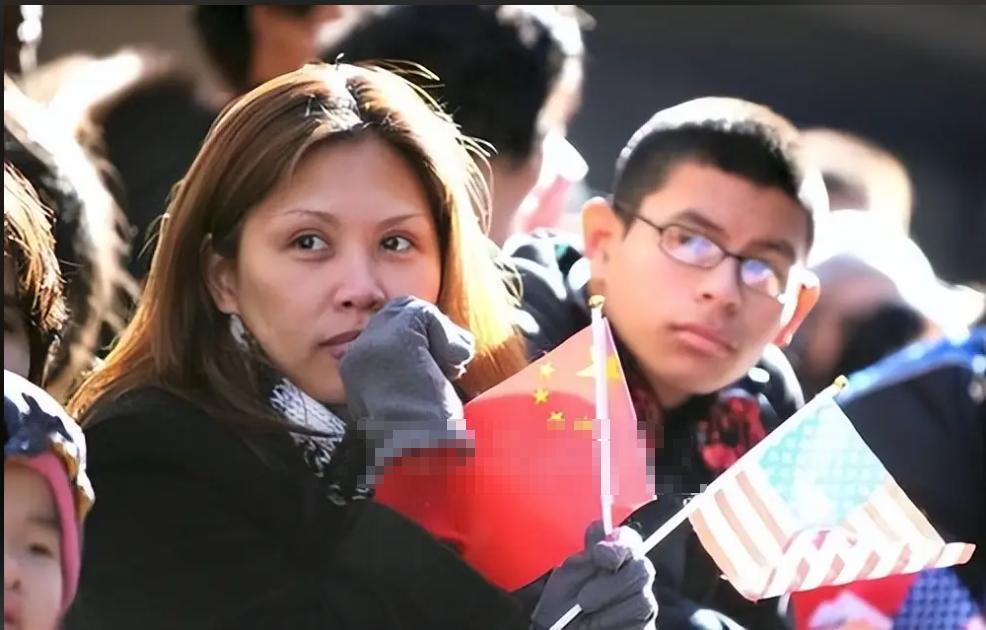 一位美国华人表示，华人精英移民到美国之后，不出两代，基本上都成为普通人。 为