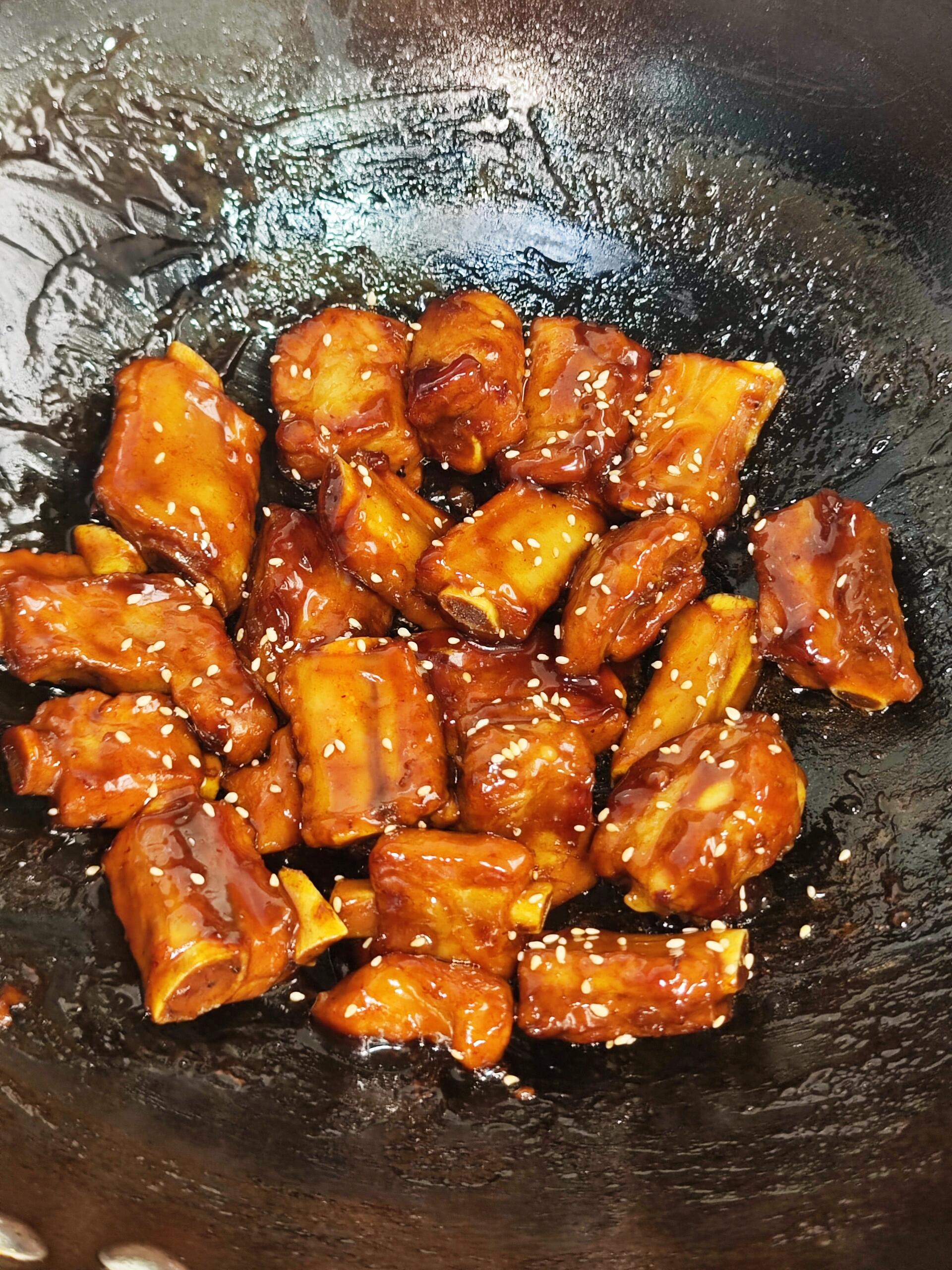 家常红烧排骨太香了！酥软脱骨，酱香回甜巨下饭家人们谁懂啊！今天随手做了一锅红烧