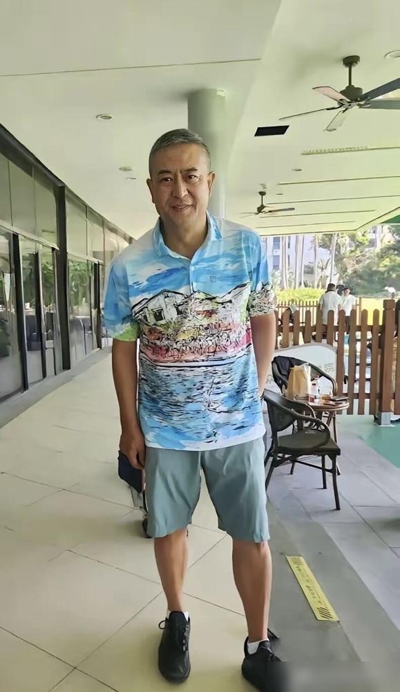 张嘉译走路弯腰驼背，颜值真没什么亮点。但他演技是真硬，跟他搭过的女演员不少都