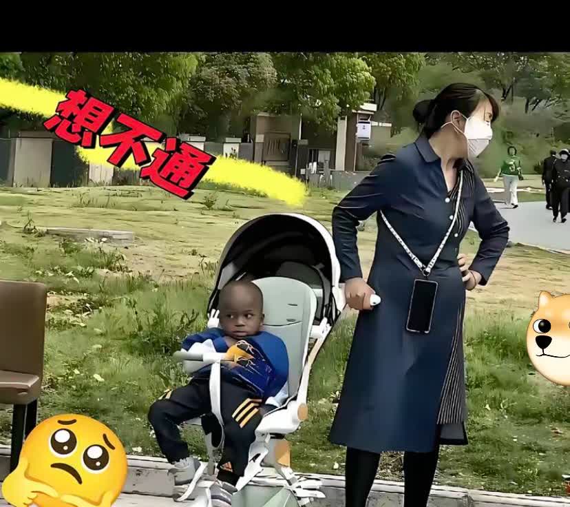 你瞧她，那口罩遮住了大半张脸，仿佛想把整个人都藏进这片防疫蓝里。说实话，这情景谁