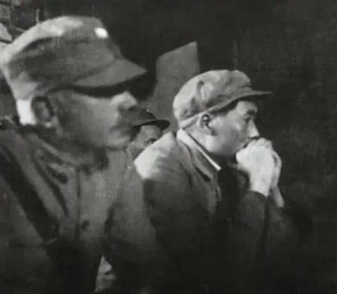 1938年白求恩医生用私人相机拍下的和毛泽东唯一合影。拍下后，他将这张照片寄给了