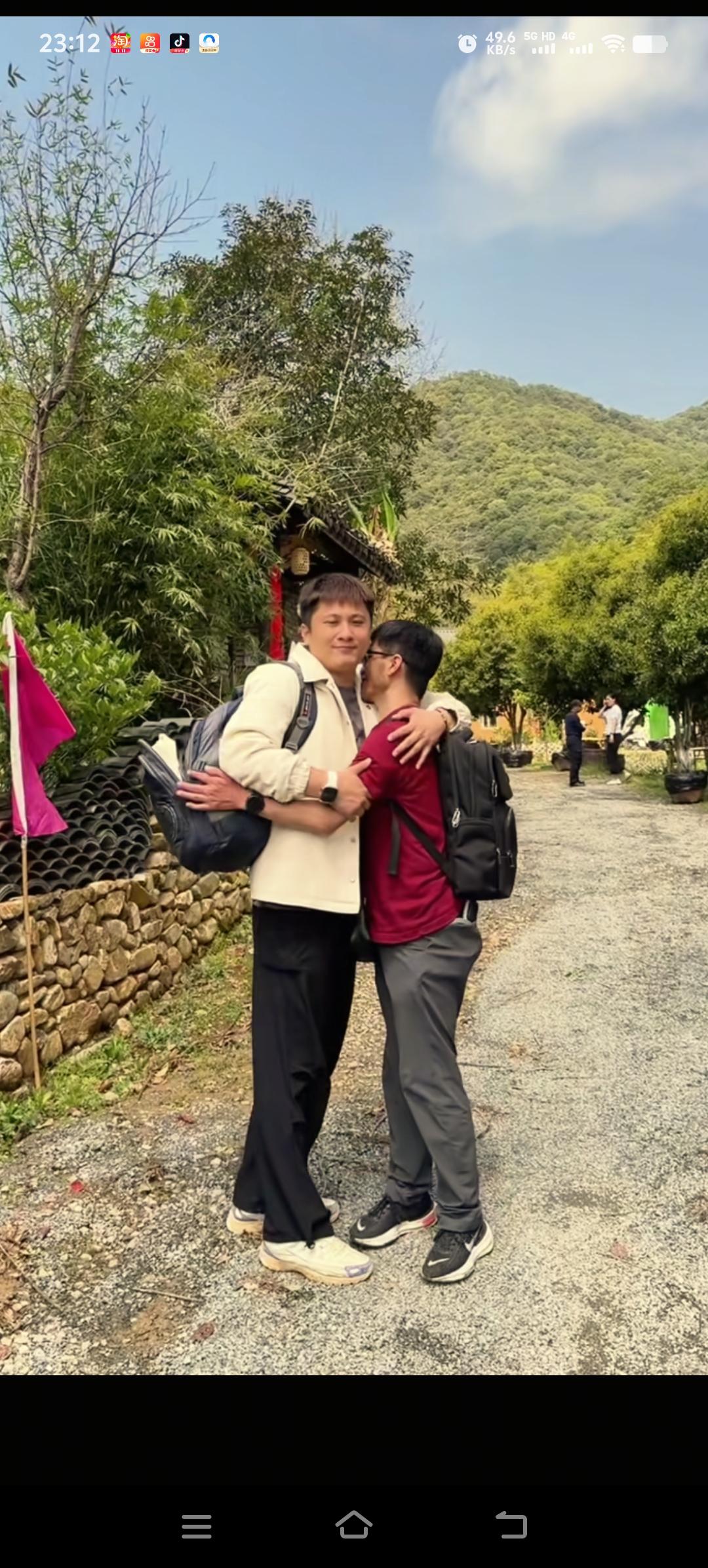 郁豹豹今晚出来直播跟大家聊天，直播间里依然止不住眼泪夺眶而出。他太不容易了，抑郁