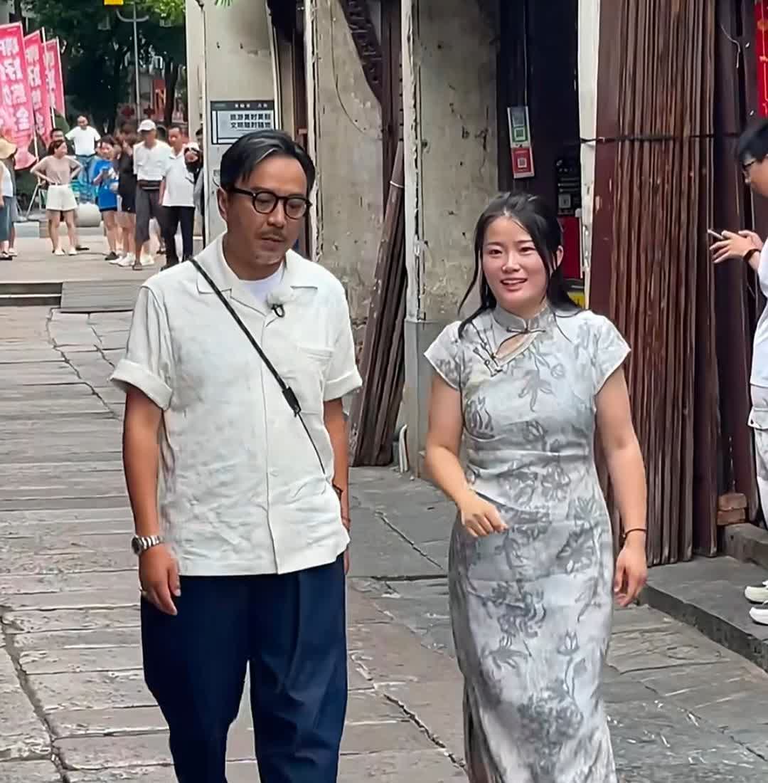 汪涵在南京旅游被偶遇，他看起来苍老了好多，头发花白了，面容好沧桑，老得真的太快了