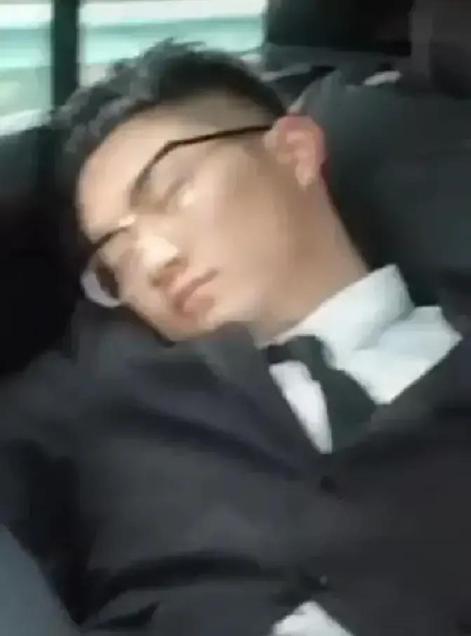 南京一对新人刚把新娘接上车，五分钟不到就头靠头睡死过去，西装歪了，头纱还翘着，亲