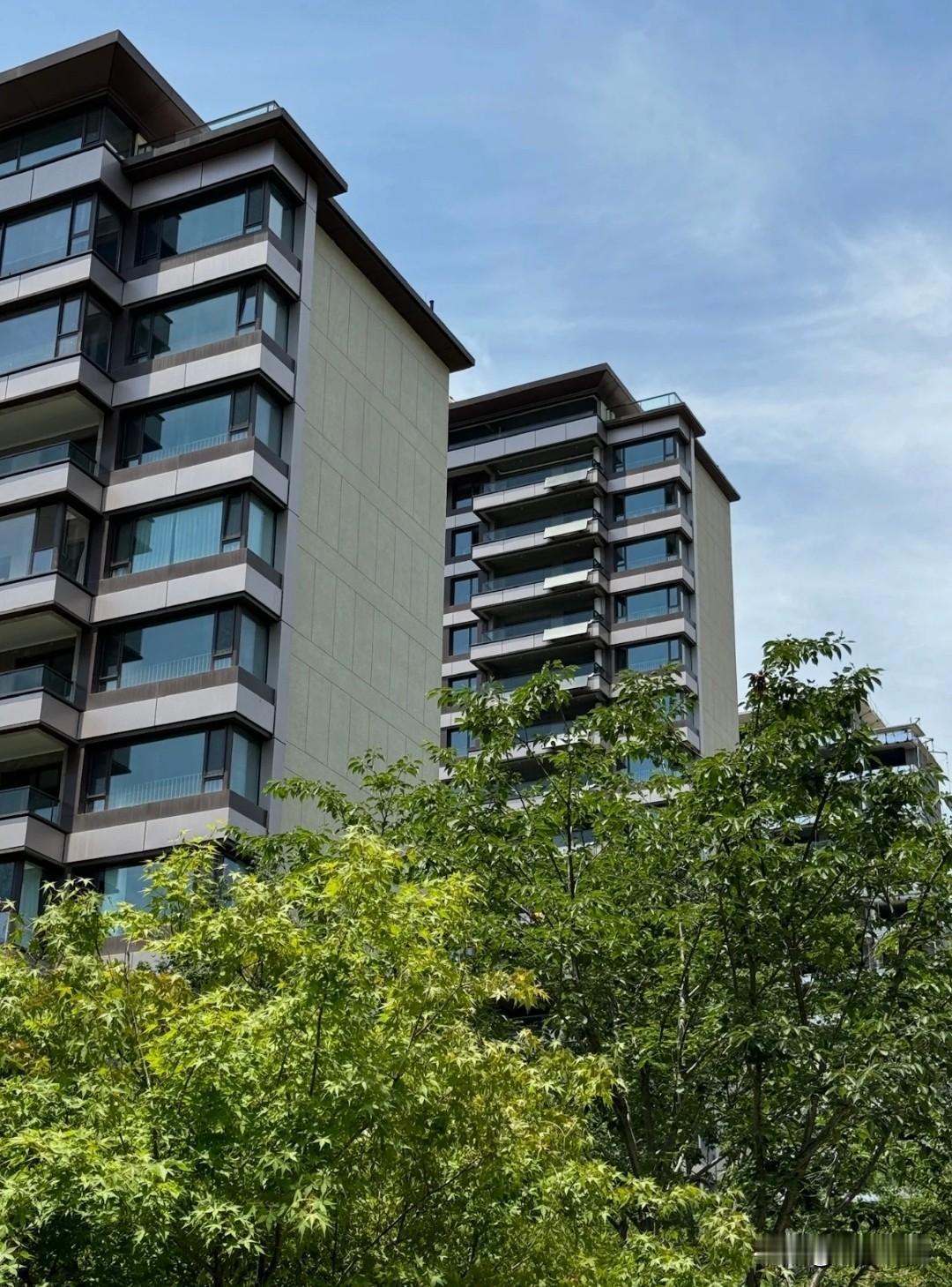 物业公司主动集体宣布：撤场！比如，华南某小区业主群，突然流出一则“物业公司撤场