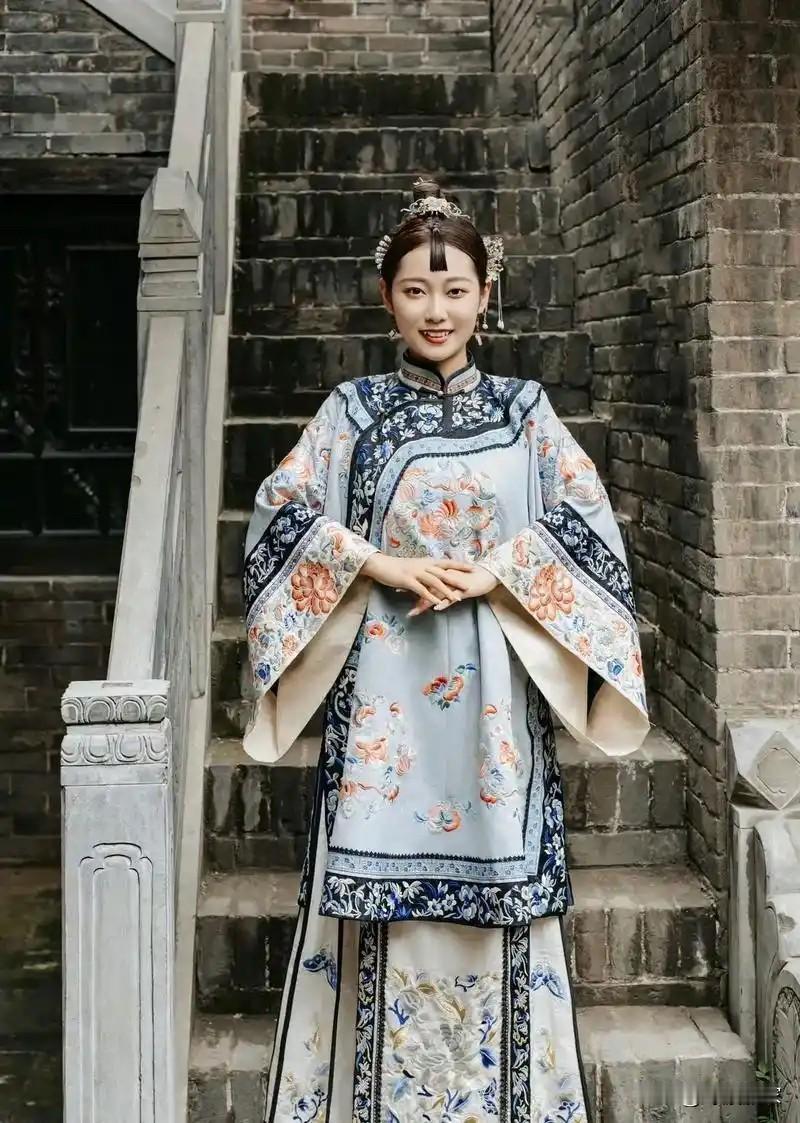 从前有一个富翁，年过五旬，膝下无子，为传宗接代，他本想纳一房小妾。但妻子善妒，偏