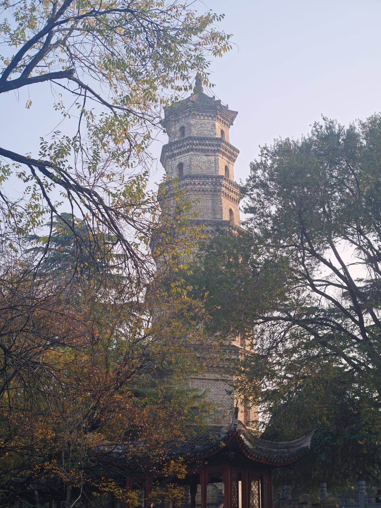 “文峰塔下笛飞声”，这场景想想就很有意境。之前去洛邑古城，文峰塔就在那。它是古城