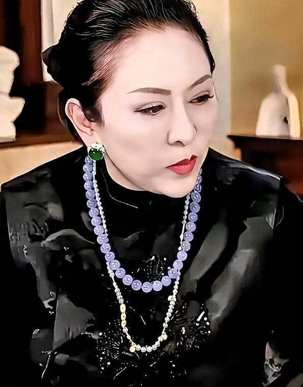 “人家儿子比你儿子优秀多了。”这句话，是网友当众甩在向太脸上的。我刷到这条评