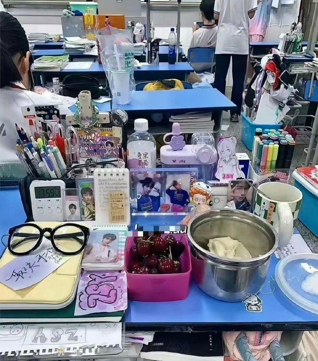 你敢相信这是一个高三女生的课桌？布置成这样还有心思学习吗