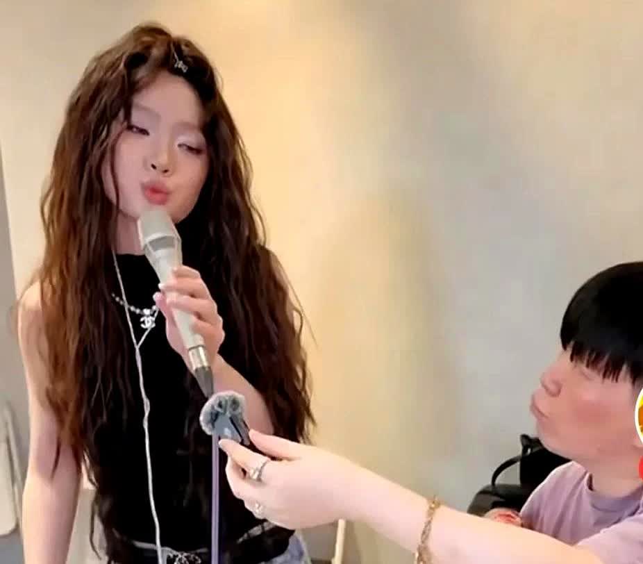 说这两人没关系，鬼都不信！单依纯一直朝常石磊嘟嘟嘴，并且拿那个红色的小锤
