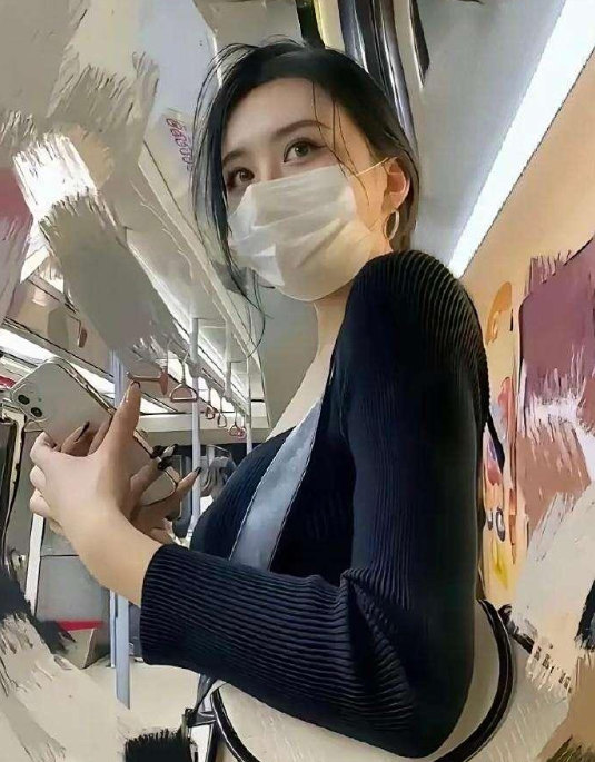 你觉得她戴口罩好看还是不戴口罩漂亮？