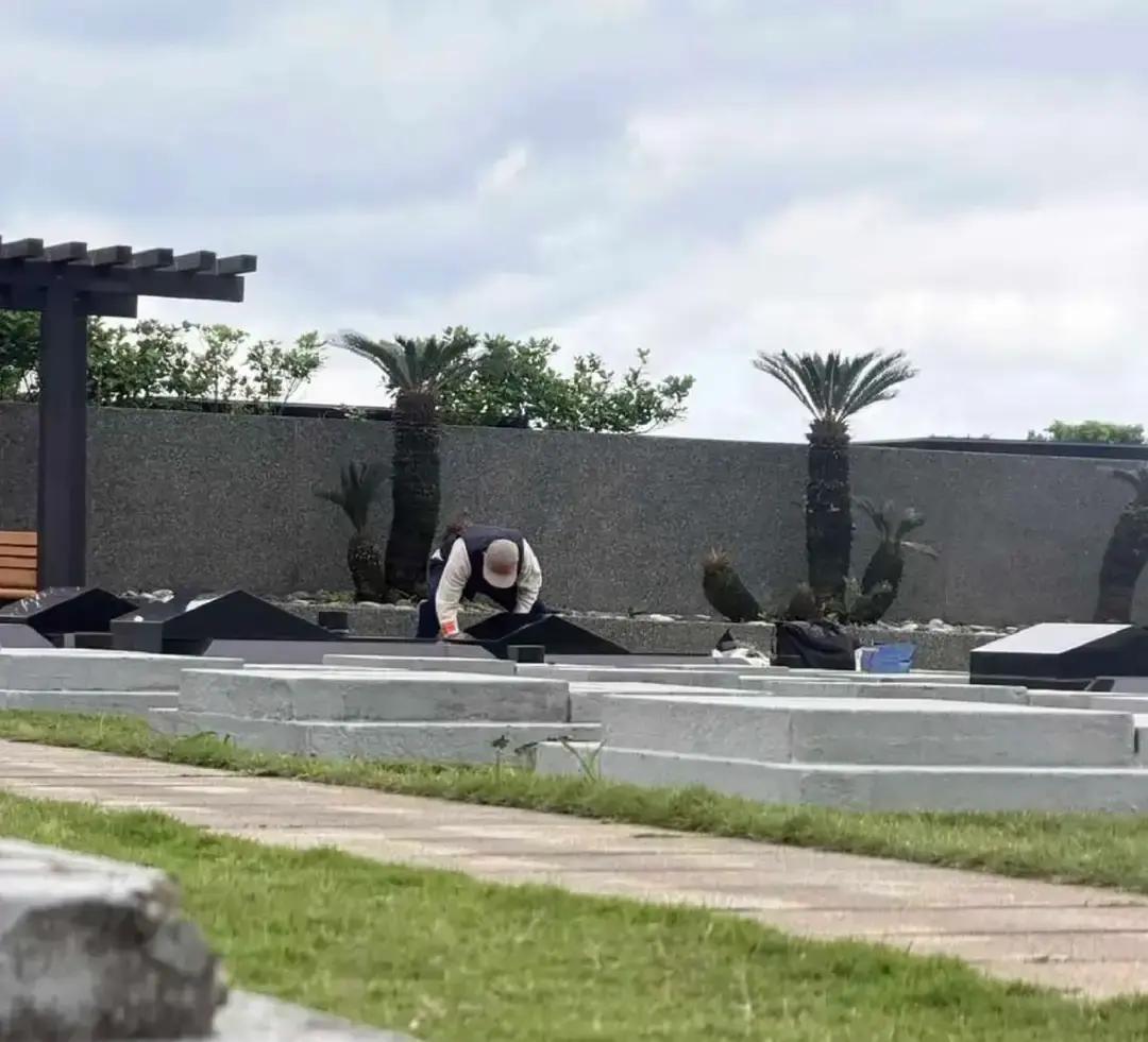 跪墓3小时，他连孩子一面都见不到具俊晔蹲在墓碑前，袖子蹭得全是泥，擦完碑面