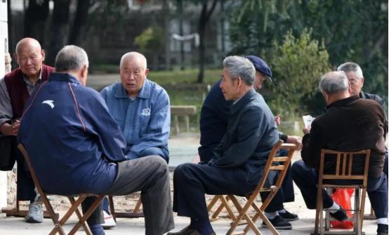 一幕无法复制的社保传奇，正在眼前上演！如今这批领着丰厚养老金、到处旅行的人，享受