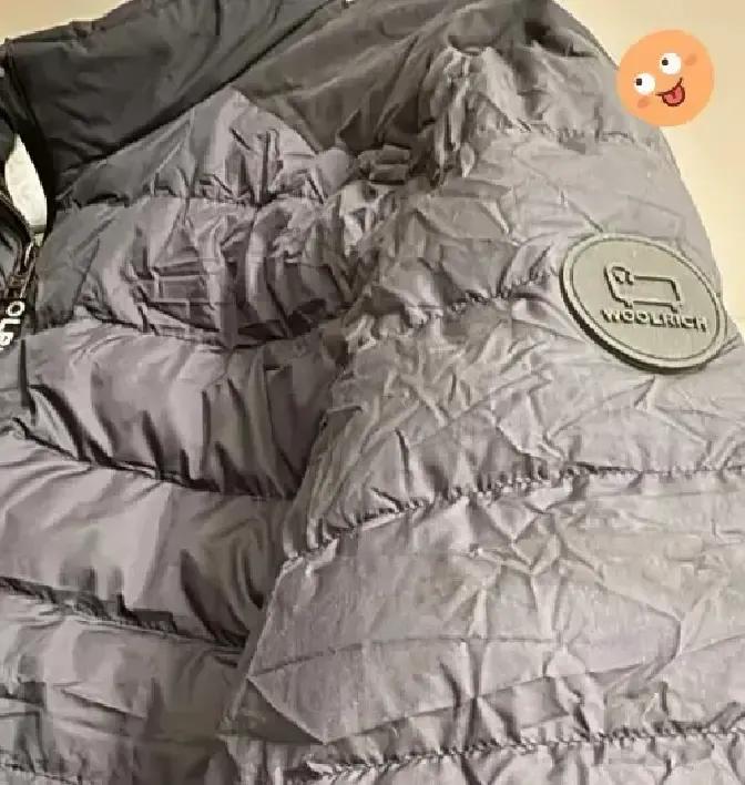 甘肃大姐把去年羽绒服从真空袋里掏出来，衣服直接瘪成纸片，拍视频吐槽“花两千买的现