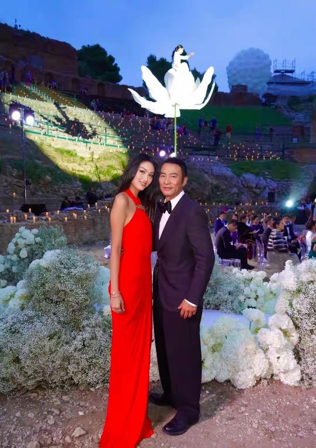 任达华娶模特的最大好处，养出一个最美星二代！脖子以下全是腿，又是一个当模特的好苗