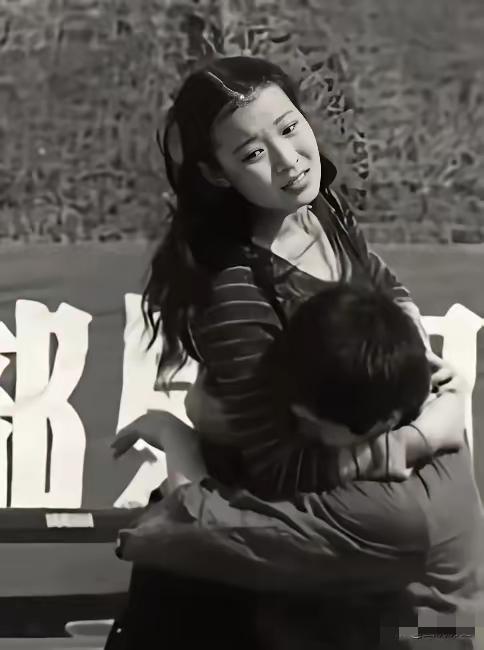 这张老照片看哭了无数国人！​​这张老照片拍摄于1985年的老山前线，一群热血青