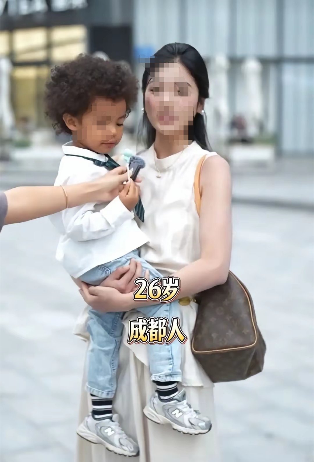 秦岭笑谈26岁成都妹子前几年嫁黑人男子，当时她在广州与黑人男子一见钟情