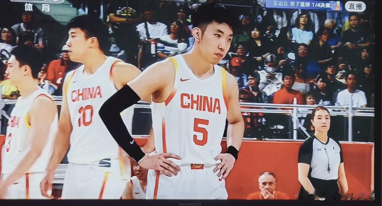 中国男篮晋级！廖三宁狂砍30分，带领中国男篮87比78战胜沙特，带领中国男篮挺进