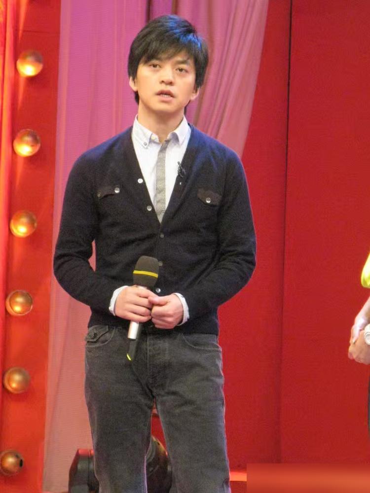 几千万制作费的选秀现场，李健突然扯下耳麦叫停录制。导播惊出一身冷汗，周杰伦和谢霆