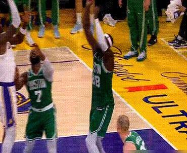 把手从篮筐底下伸进去掏球，这球竟然没犯规？NBA官方一句话，让湖人主帅雷迪克当场