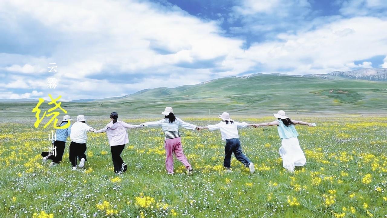 🌿在海拔3900米的昌台大草原徒步，像闯进了一幅流动的油画。1️⃣风里裹着
