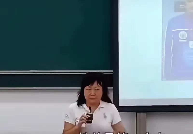 莎莎的大学老师，对莎莎最了解，一直表扬莎莎是优秀生，每次老师布置的作业她第