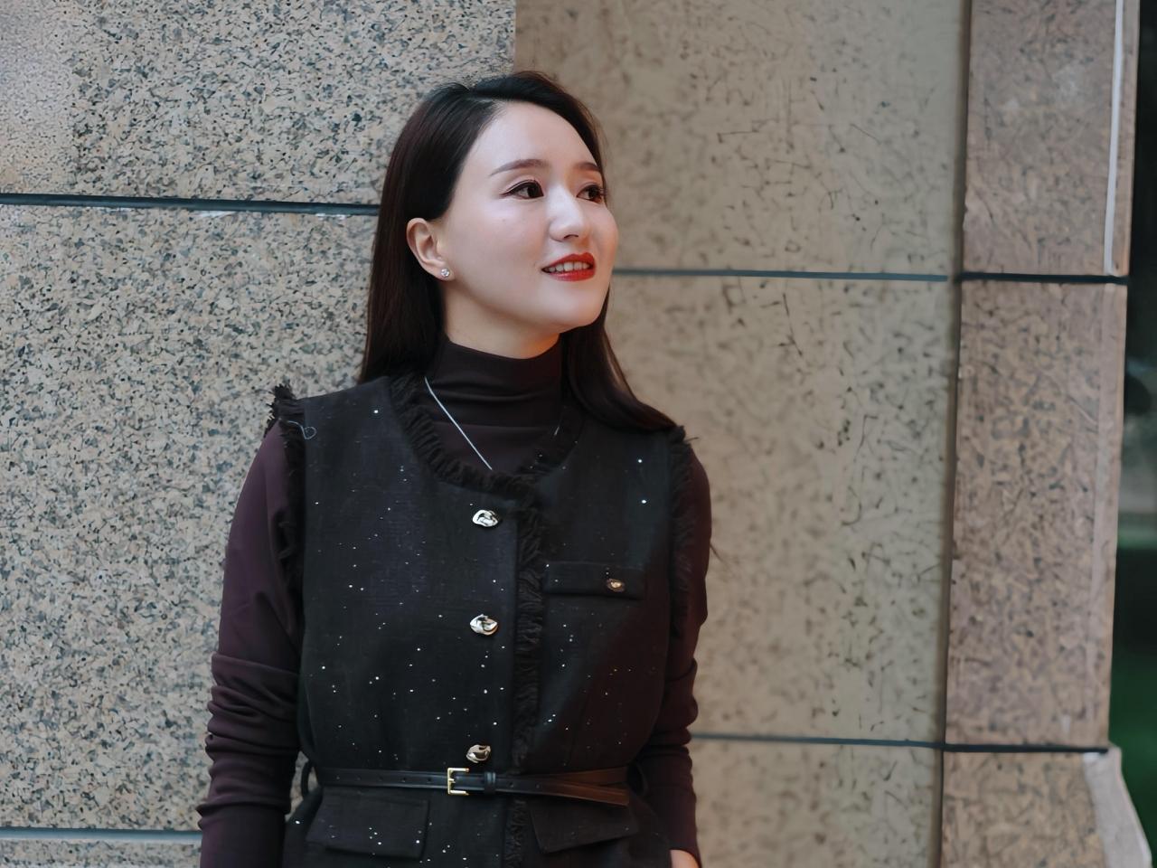 沁园春·秋庭闲影秋入庭阶，绿绕亭台，石砌周遭。看丛枝凝翠，风摇叶影；方砖铺