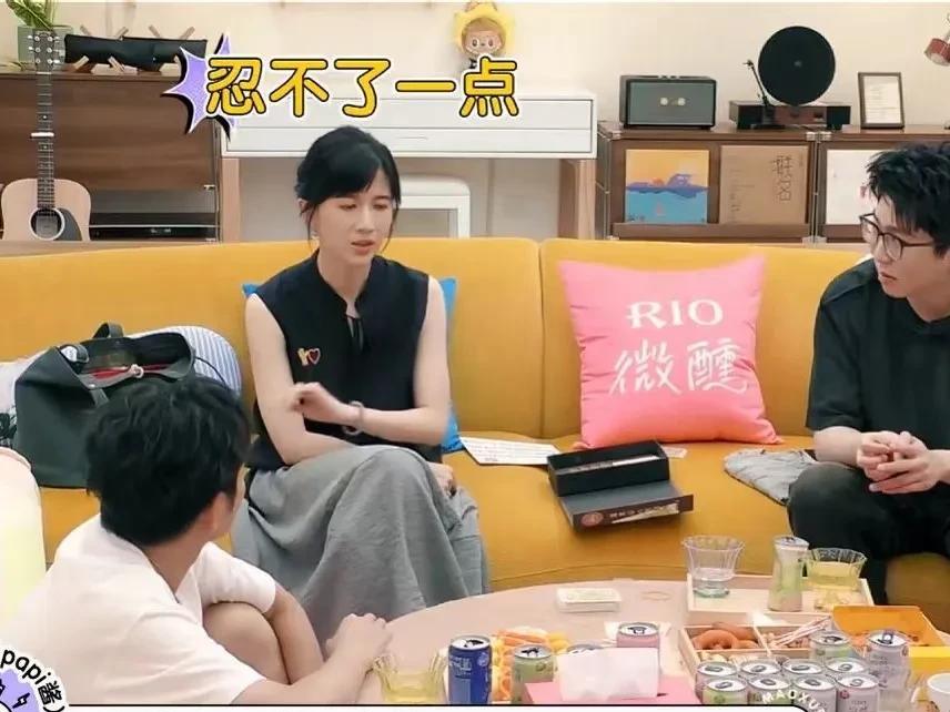 papi酱：“行李箱的轮子进家门的时候一定要擦干净。”毛不易：“我从来不擦。”p