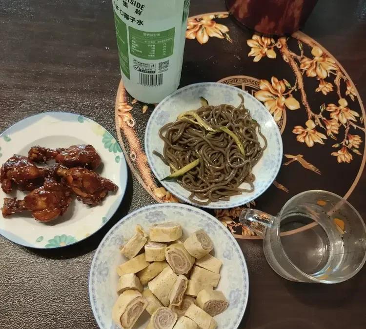 这就是我今天的晚餐，买的现成的。我家小区里有个做食品的，叫小区团购吧，她建了一
