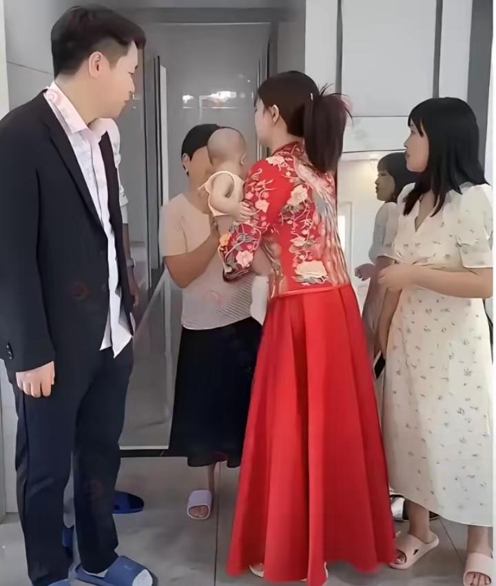 看完陕西这位抱侄子出嫁的新娘后续，真的特别感动。姑娘人美心善，哥嫂离世后带着刚满