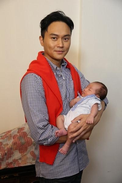 张智霖很宠他儿子，他没有缺席儿子的任何一个成长瞬间。他是不老男神，他儿子都长大了