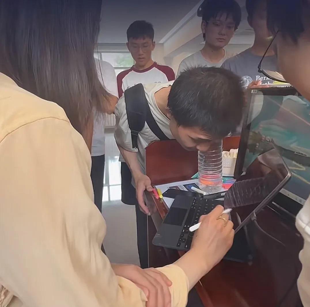 韦神上数学家王虹的课，完了后不是立马走了，而是到讲台处再请教问题，继续探讨学术。