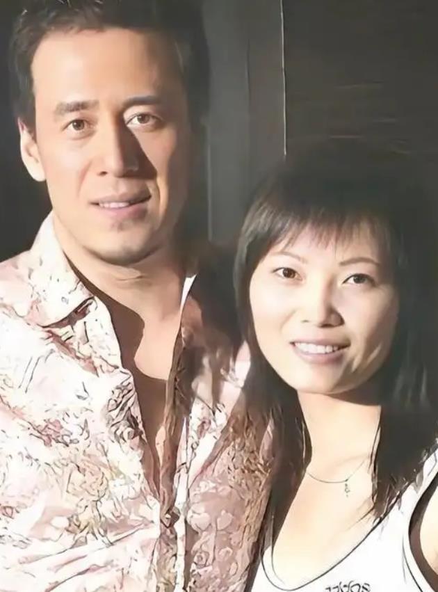 歌星杨坤一直没有结婚，一次，那英就对着他说：“你看你这也老大不小了，我给你介绍一