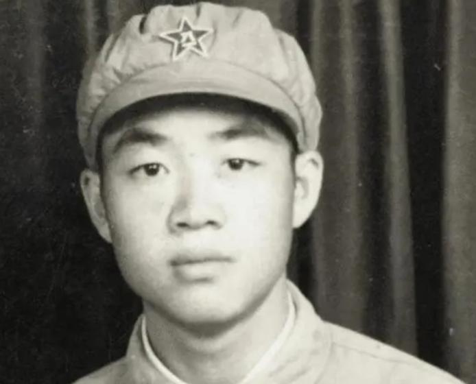 1951年，15岁新兵擦大炮，埋头看瞄准镜，突然瞅见，敌人阵地上出现一奇怪绿影，