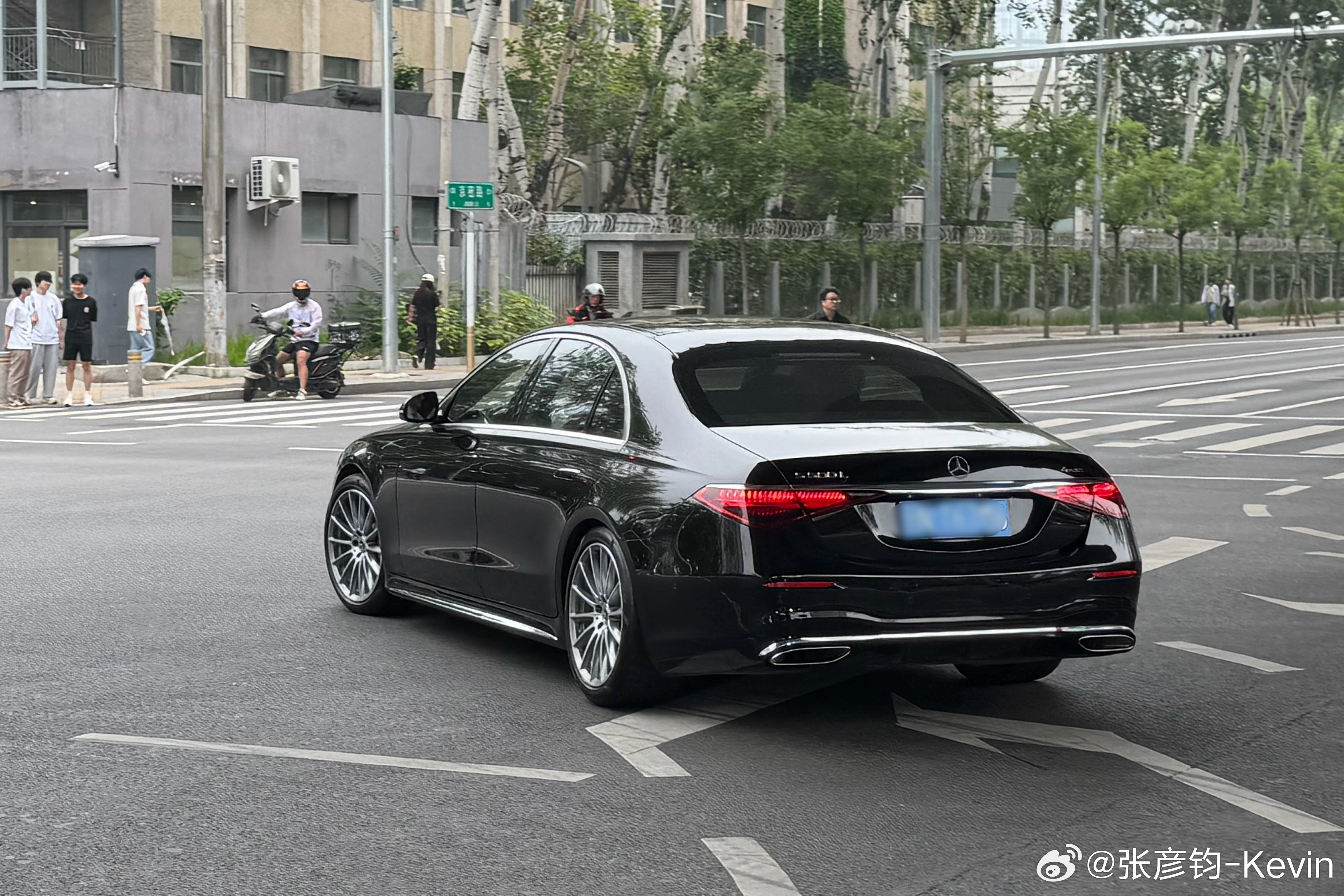 路上S400各种烂残改的看太多，偶尔遇到个真原厂奔驰S500，得体、端庄、优雅，