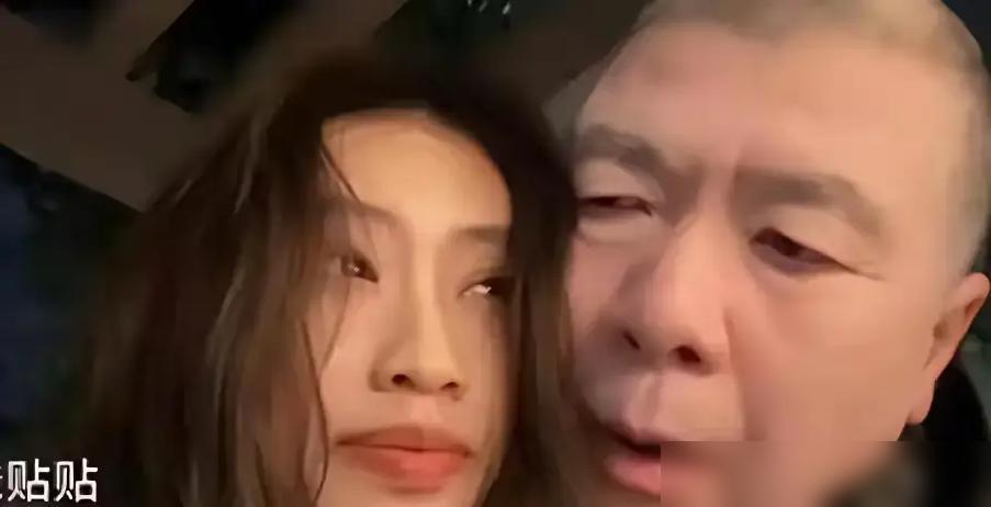 冯小刚和养女徐朵的离别视频，又把这家人推上热搜了！3月初徐朵发的视频里，67