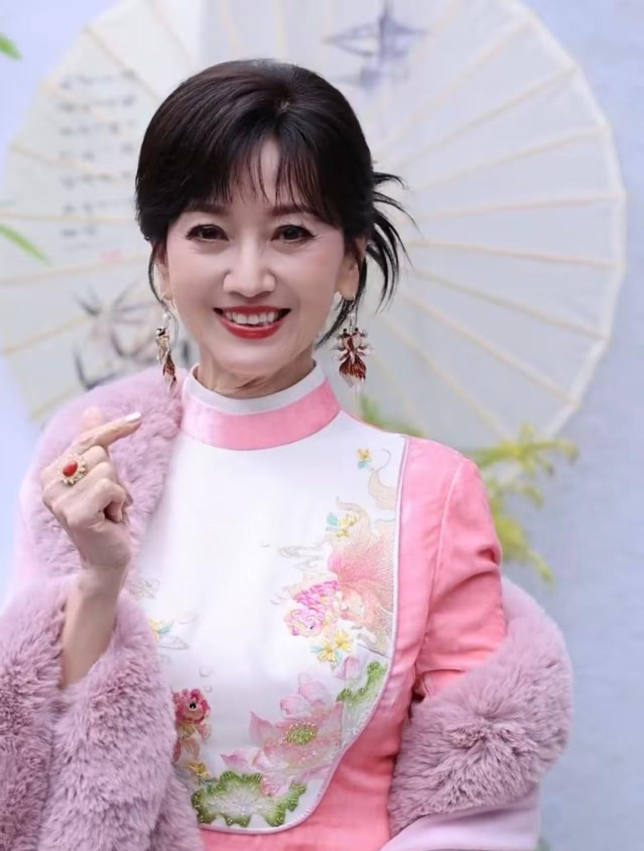 赵雅芝现身浙江海宁参加活动，她穿着一身粉色长裙，一头乌黑短发，身材保持的很苗条，