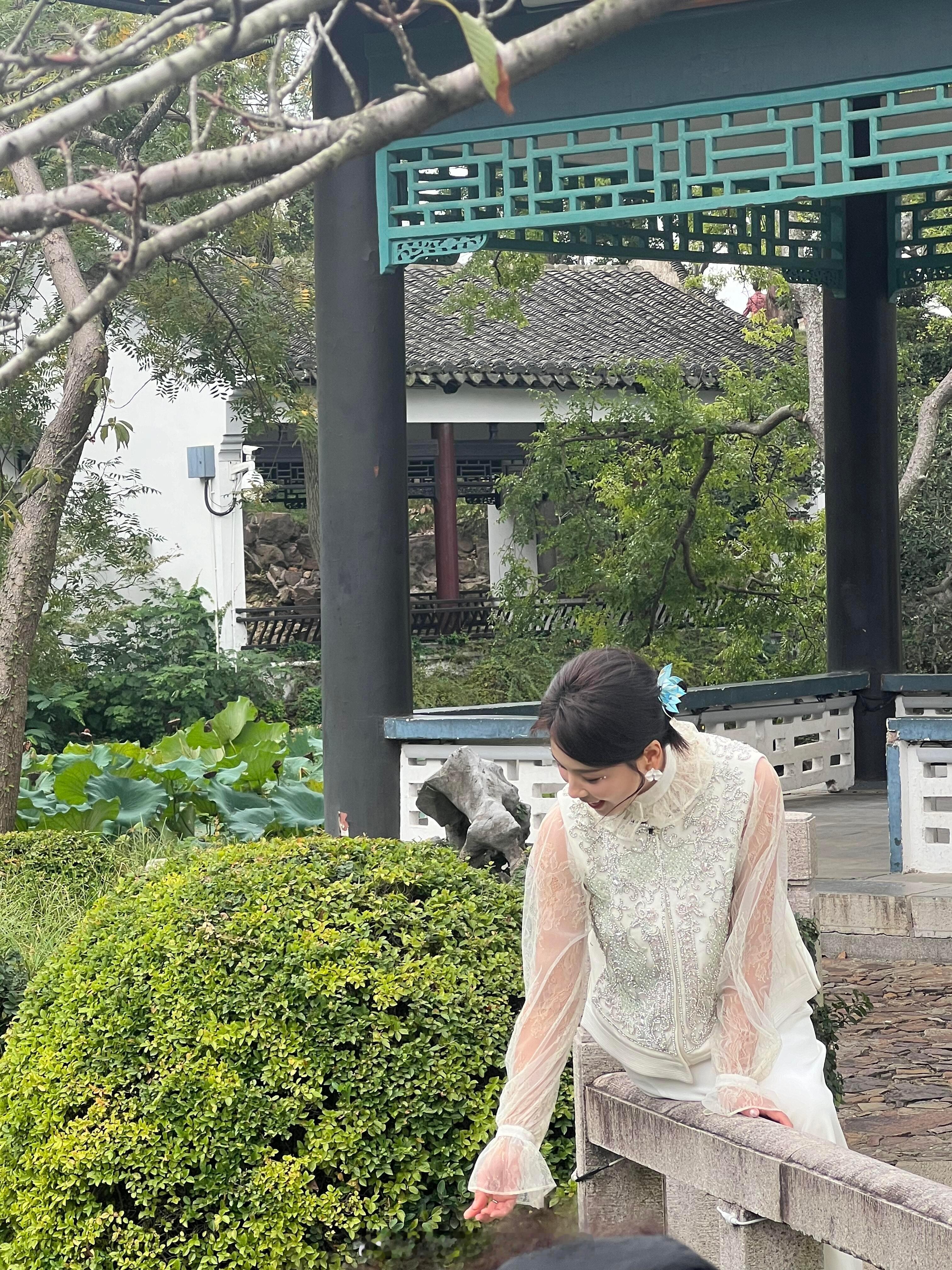 网友偶遇刘涛，涛姐真的又美又有气质。一身新中式特别大气温婉​​